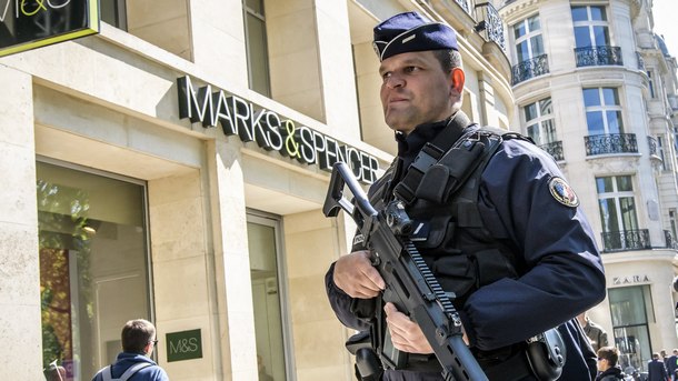 Париж оттегли забрана на спорна техника за арест – Европа