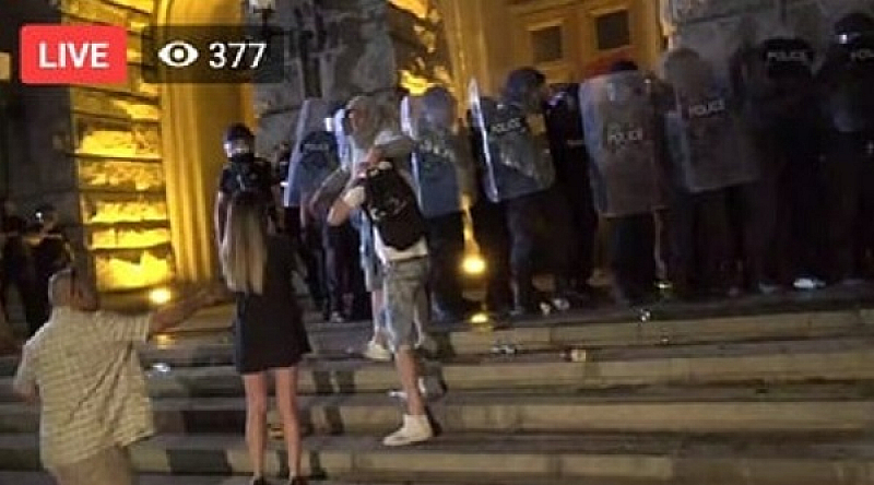 Протестиращи се опитаха да нахлуят в Парламента