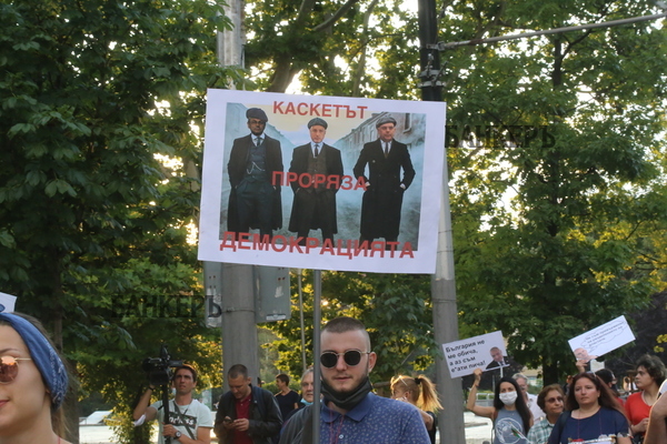 Осми ден хиляди искат оставките на Бойко Борисов и Иван Гешев